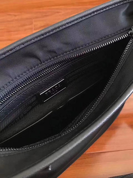 プラダ ナイロン製クロスボディバッグ