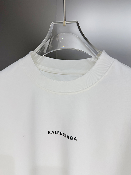 バレンシアガコピー Balenciaga ダメージデザインの半袖Tシャツ