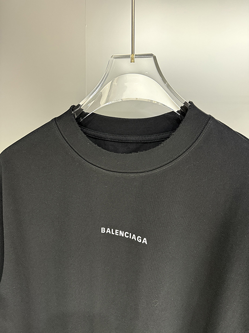 バレンシアガコピー Balenciaga ダメージデザインの半袖Tシャツ
