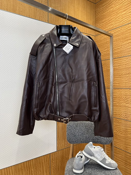 ロエベコピー 斜めジッパーのモーターサイクルスタイルのレザージャケット