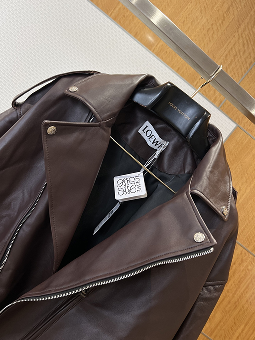 ロエベコピー 斜めジッパーのモーターサイクルスタイルのレザージャケット