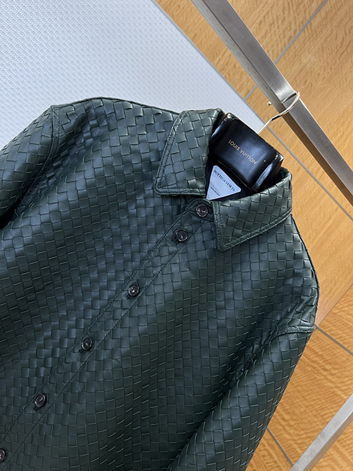 ボッテガヴェネタコピー ボタンダウンの織り襟レザージャケット