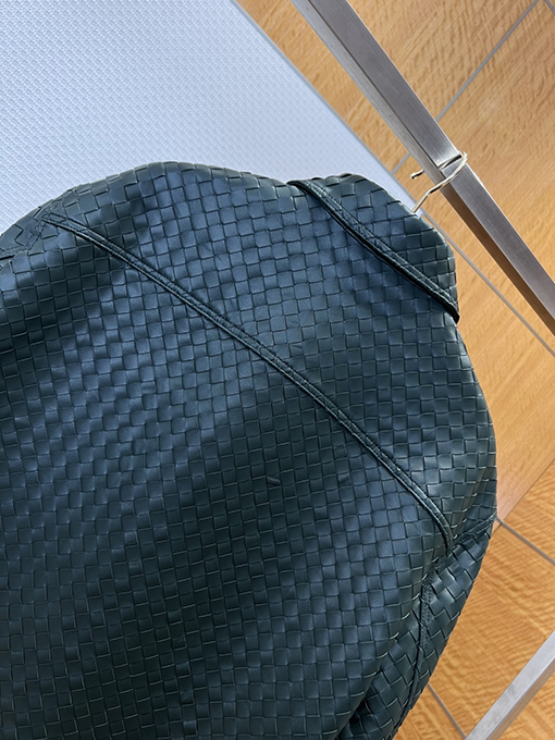 ボッテガヴェネタコピー ボタンダウンの織り襟レザージャケット