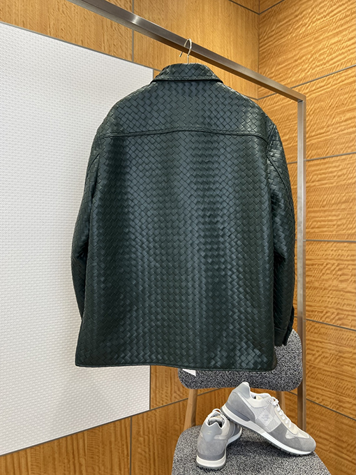 ボッテガヴェネタコピー ボタンダウンの織り襟レザージャケット