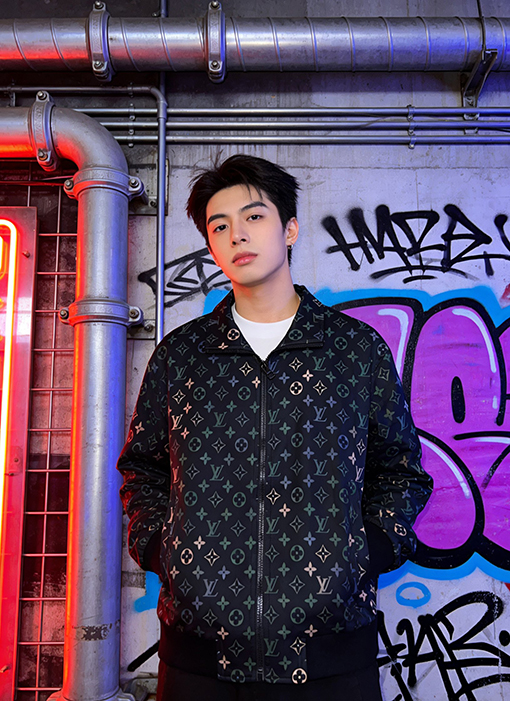 ルイヴィトンスーパーコピー カラフルな花柄の襟付きジャケット