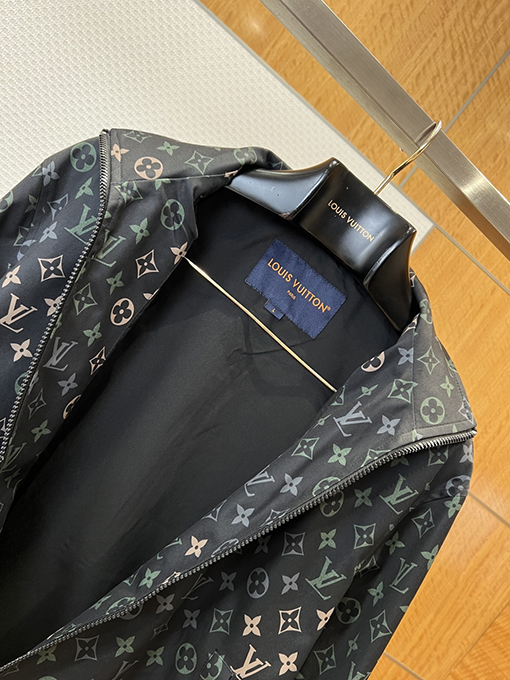 ルイヴィトンスーパーコピー カラフルな花柄の襟付きジャケット