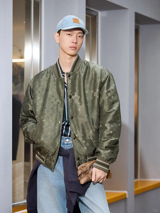 ルイヴィトン グラデーションモノグラム柄のベースボールジャケット