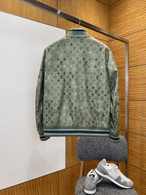 ルイヴィトン グラデーションモノグラム柄のベースボールジャケット