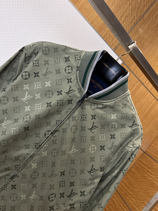 ルイヴィトン グラデーションモノグラム柄のベースボールジャケット