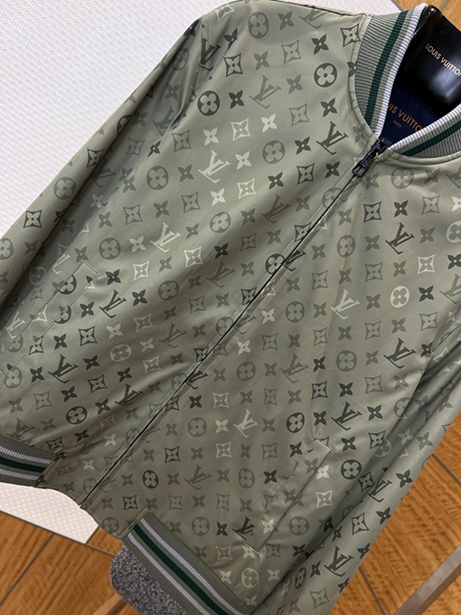 ルイヴィトン グラデーションモノグラム柄のベースボールジャケット