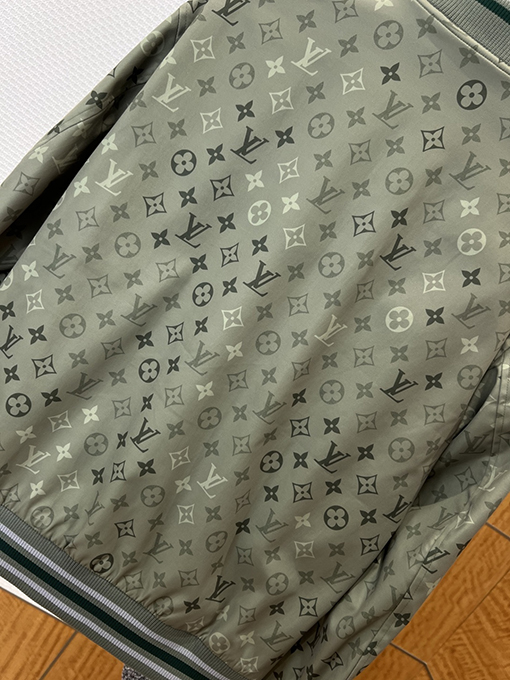 ルイヴィトン グラデーションモノグラム柄のベースボールジャケット