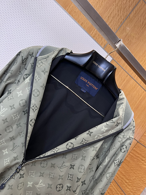 ルイヴィトン グラデーションモノグラム柄のベースボールジャケット