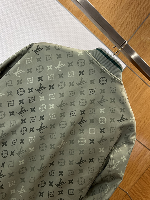 ルイヴィトン グラデーションモノグラム柄のベースボールジャケット