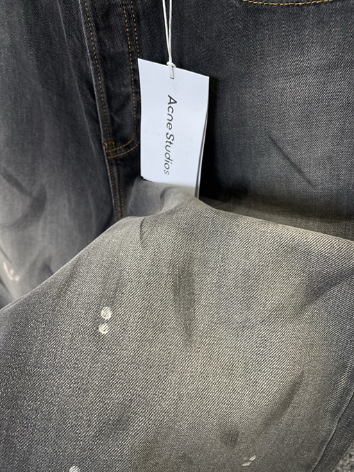 アクネストゥディオズ ダメージのスプラッターペイントデニムカプリパンツ