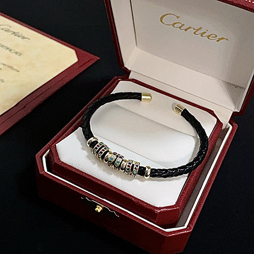 カルティエコピー ダイヤモンドがちりばめられたレザーコードブレスレット