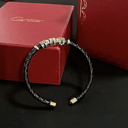 カルティエコピー ダイヤモンドがちりばめられたレザーコードブレスレット