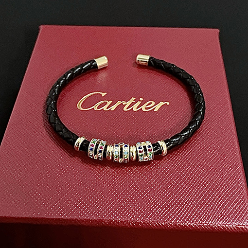 カルティエコピー ダイヤモンドがちりばめられたレザーコードブレスレット
