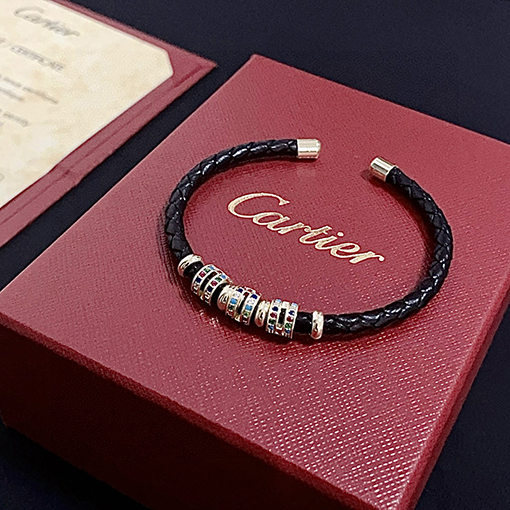カルティエコピー ダイヤモンドがちりばめられたレザーコードブレスレット