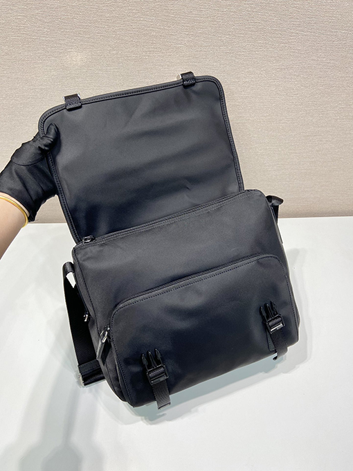 プラダ 新しいメッセンジャーバッグ