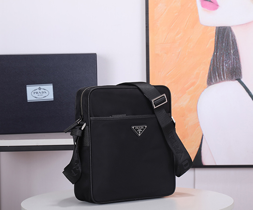 プラダ 新作メンズバッグ