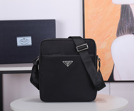 プラダ 新作メンズバッグ