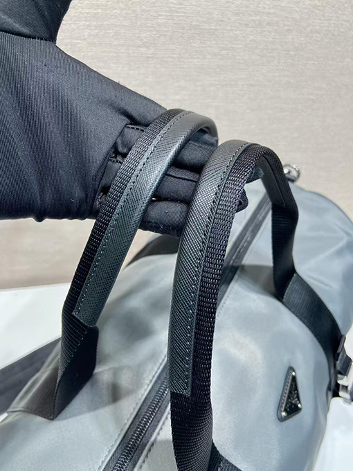 プラダ 新しい旅行バッグ