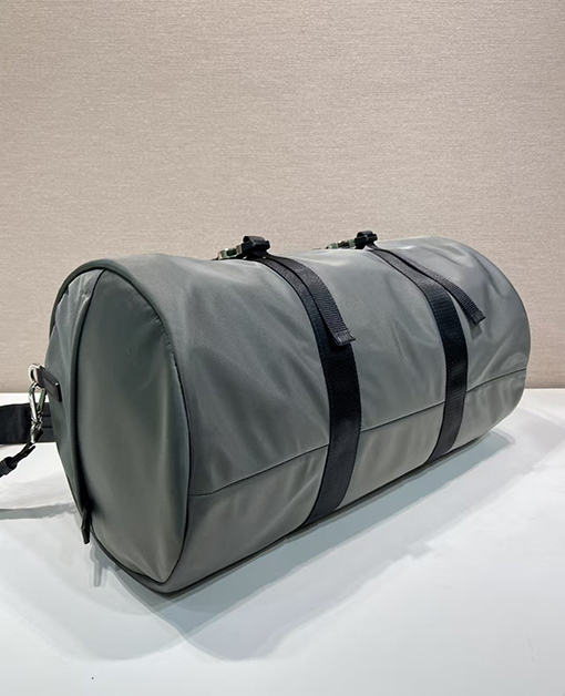 プラダ 新しい旅行バッグ