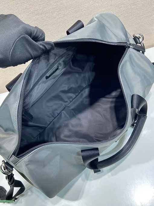 プラダ 新しい旅行バッグ