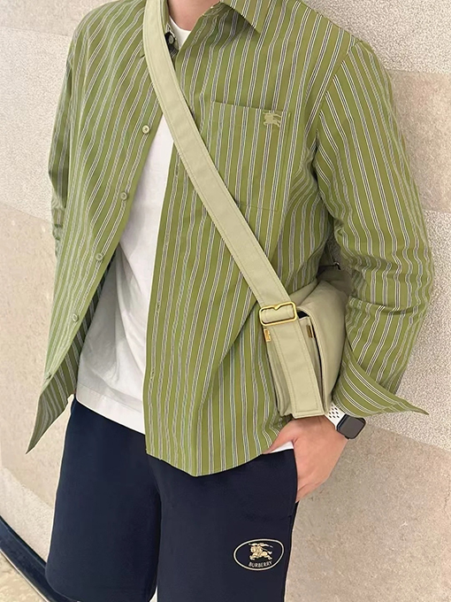 バーバリー ストライプ柄の長袖襟付きシャツ