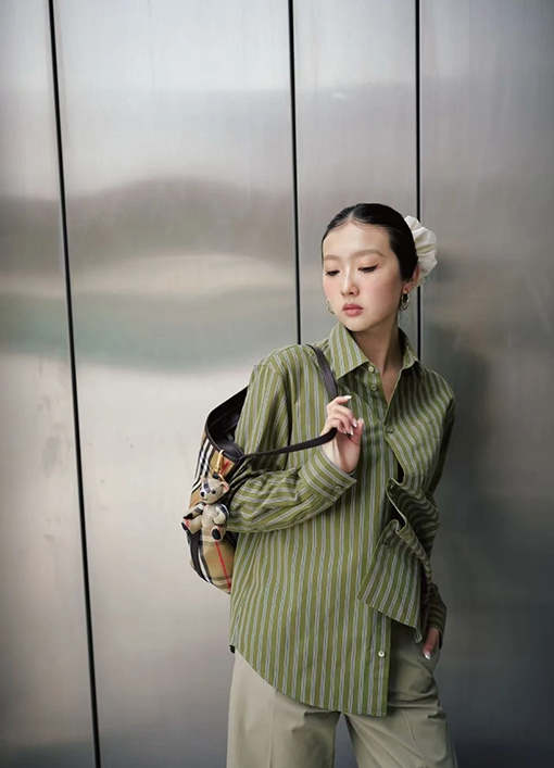 バーバリー ストライプ柄の長袖襟付きシャツ