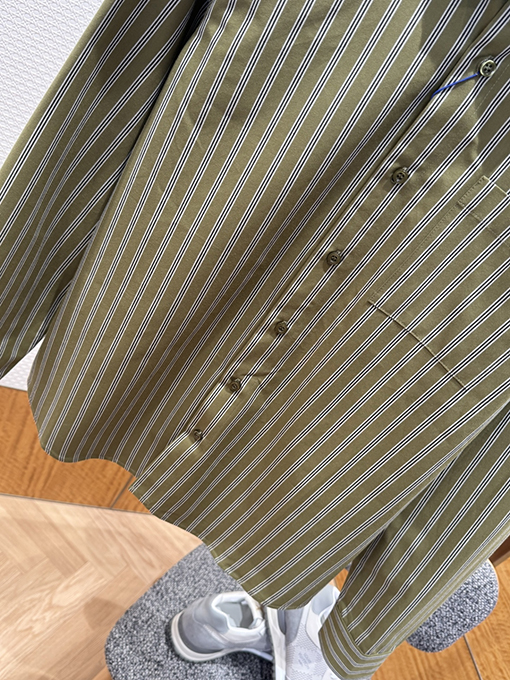 バーバリー ストライプ柄の長袖襟付きシャツ