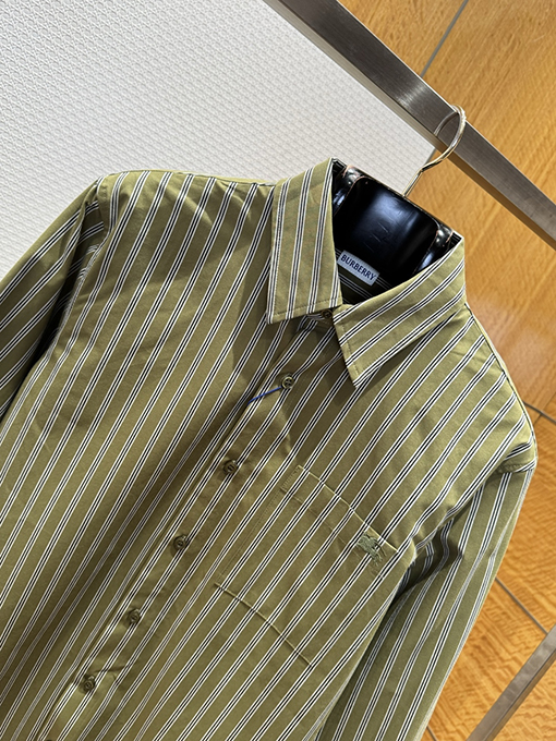 バーバリー ストライプ柄の長袖襟付きシャツ