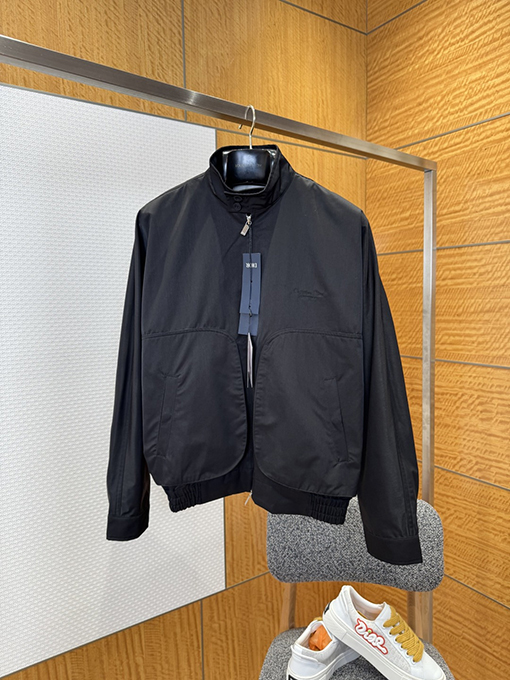 ディオールスーパーコピー Christian Dior Coutureスズランの刺繍入りジャケットとストレートレッグパンツのスーツ