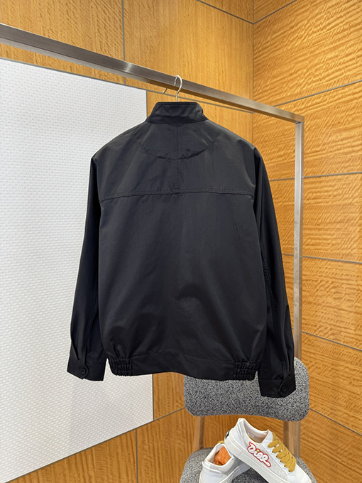 ディオールスーパーコピー Christian Dior Coutureスズランの刺繍入りジャケットとストレートレッグパンツのスーツ