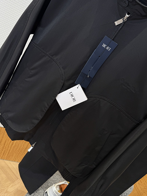 ディオールスーパーコピー Christian Dior Coutureスズランの刺繍入りジャケットとストレートレッグパンツのスーツ