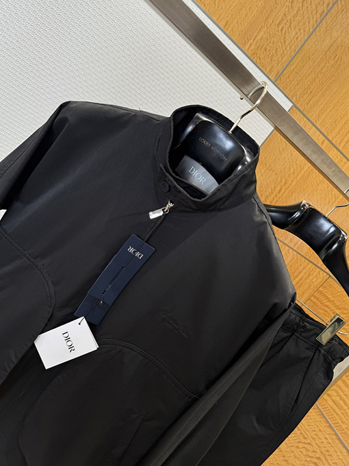 ディオールスーパーコピー Christian Dior Coutureスズランの刺繍入りジャケットとストレートレッグパンツのスーツ