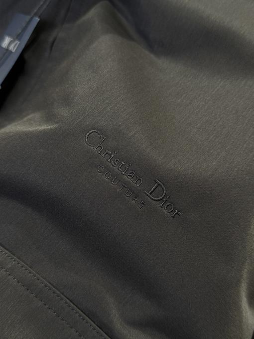 ディオールスーパーコピー Christian Dior Coutureスズランの刺繍入りジャケットとストレートレッグパンツのスーツ