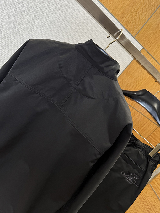 ディオールスーパーコピー Christian Dior Coutureスズランの刺繍入りジャケットとストレートレッグパンツのスーツ