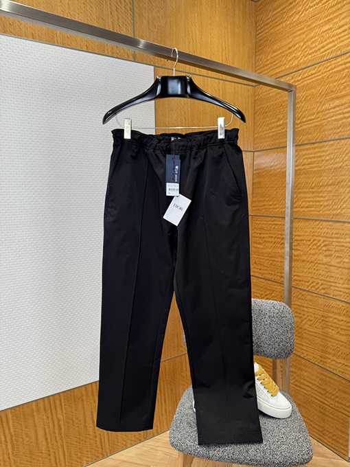 ディオールスーパーコピー Christian Dior Coutureスズランの刺繍入りジャケットとストレートレッグパンツのスーツ