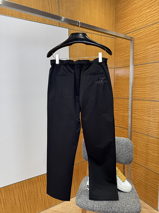 ディオールスーパーコピー Christian Dior Coutureスズランの刺繍入りジャケットとストレートレッグパンツのスーツ