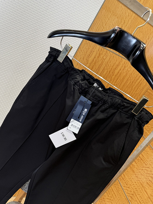 ディオールスーパーコピー Christian Dior Coutureスズランの刺繍入りジャケットとストレートレッグパンツのスーツ