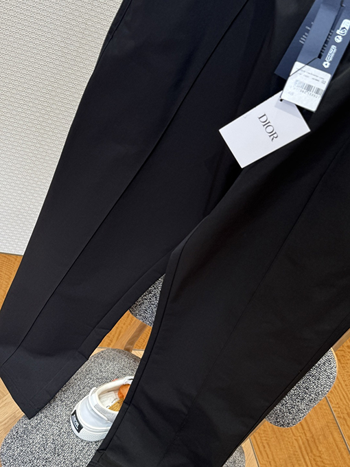 ディオールスーパーコピー Christian Dior Coutureスズランの刺繍入りジャケットとストレートレッグパンツのスーツ