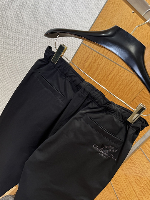 ディオールスーパーコピー Christian Dior Coutureスズランの刺繍入りジャケットとストレートレッグパンツのスーツ