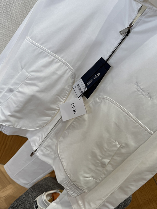 ディオールスーパーコピー Christian Dior Coutureスズランの刺繍入りジャケットとストレートレッグパンツのスーツ