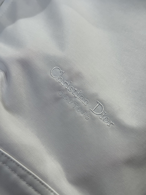 ディオールスーパーコピー Christian Dior Coutureスズランの刺繍入りジャケットとストレートレッグパンツのスーツ