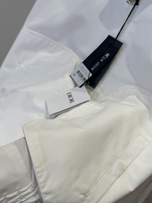 ディオールスーパーコピー Christian Dior Coutureスズランの刺繍入りジャケットとストレートレッグパンツのスーツ