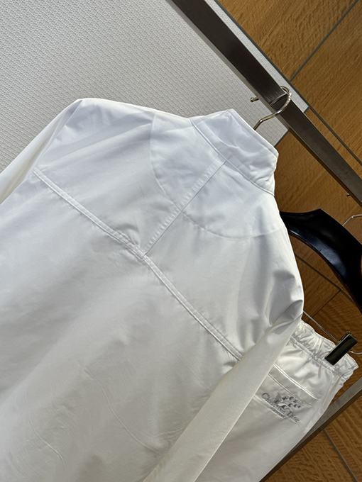 ディオールスーパーコピー Christian Dior Coutureスズランの刺繍入りジャケットとストレートレッグパンツのスーツ