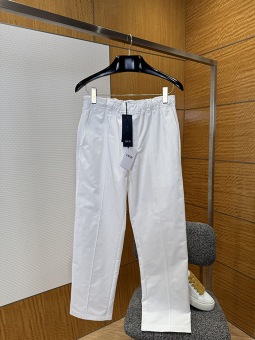 ディオールスーパーコピー Christian Dior Coutureスズランの刺繍入りジャケットとストレートレッグパンツのスーツ