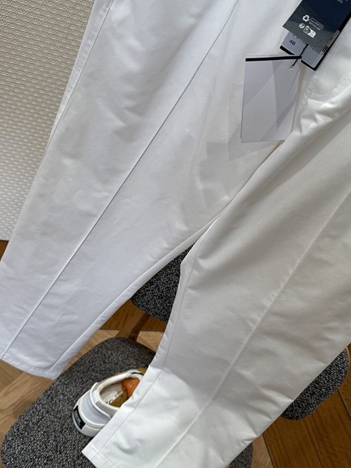 ディオールスーパーコピー Christian Dior Coutureスズランの刺繍入りジャケットとストレートレッグパンツのスーツ