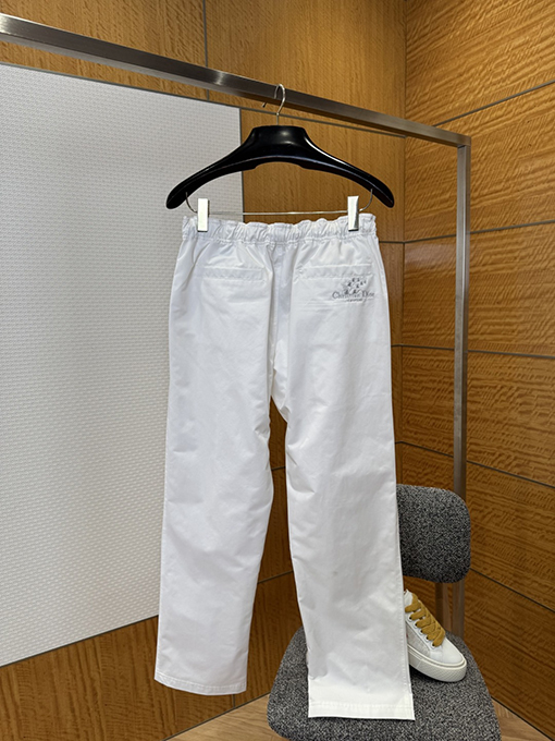 ディオールスーパーコピー Christian Dior Coutureスズランの刺繍入りジャケットとストレートレッグパンツのスーツ